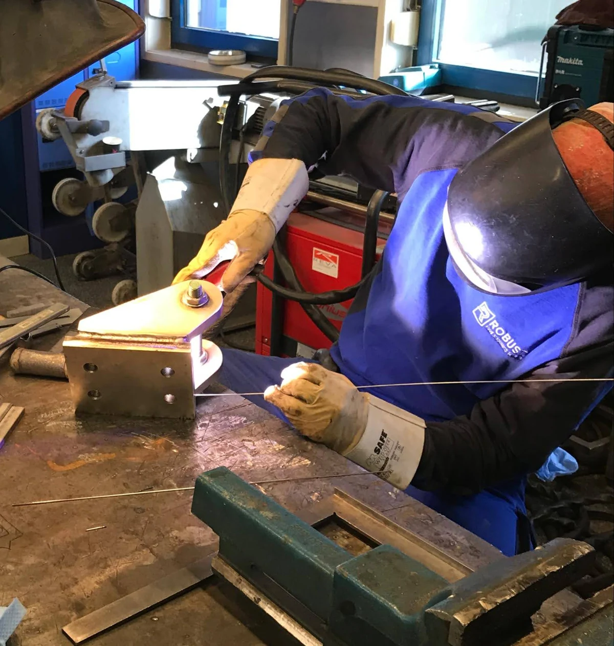 Cavemen Customs - aan het werk in de werkplaats